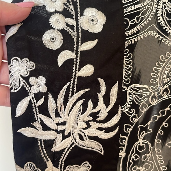 Sana Safinaz Pakistani Indian kaftaan in black and white silk with embroidery. - Picture 4 of 8
